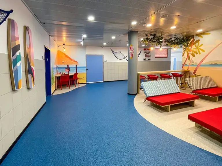 מרחב חוץ כיתתי שהפך לחוף ים לתלמידים