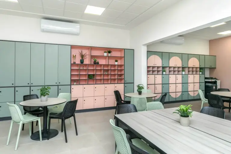 ריהוט מיוחד בחדר מורים עלייה שניה עדו - מעוצב על ידי סטודיו מעצבות חוויה